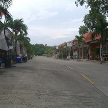 水上マーケットの波止場は中央正面です。