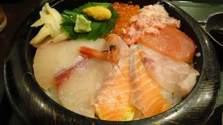 定食から一品料理まで幅広いメニューが集まる