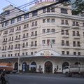 1925年の誕生からベトナムの混乱の歴史とともに、何度も生まれ変わったホテル