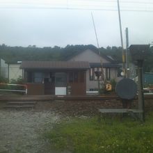 海側から駅舎へは踏切を横断します