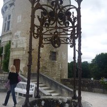 おどろおどろしい井戸