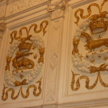 ルイ14世のサロンにある暖炉の上の紋章がかっこいい！