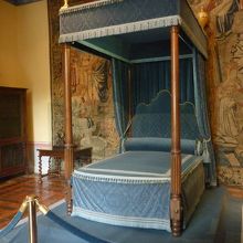 毎日こんなベッドで寝てみたい。置くとこない。