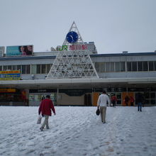 雪の結晶をモチーフにした玄関が印象的だった旧旭川駅舎