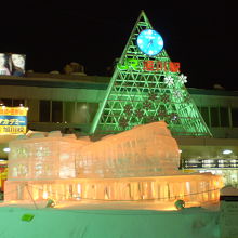 冬まつり期間中の光輝く旧旭川駅舎・手前に鉄道の氷像が・・・