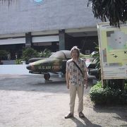 屋外にはベトナム戦争で使用された戦闘機やヘリコプター、戦車が展示