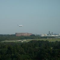 時たま、窓の外を飛行機が飛んでいきます。