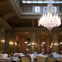 朝食はここで。高い天井のガラス屋根。昔は宴会が行われたとか。