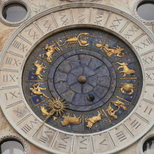 太陽、月、１２宮が装飾された２４時間時計