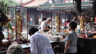 信仰心の熱い参拝客