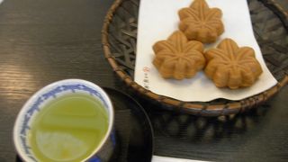 あつあつのもみじまんじゅうとお茶でほっこり