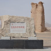 砂漠の中に立つ土塔、クズルガハ烽火台 
