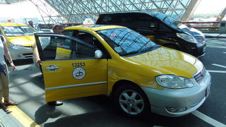 空港へのタクシーは速くて以外に安い