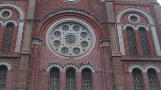 美しい尖塔を持つ赤レンガ造りの教会