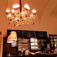 シャンデリアにカップが下がってるの！