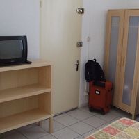 出入り口。入ってすぐベッド。