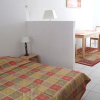 ベッド横に仕切りがあってダイニング