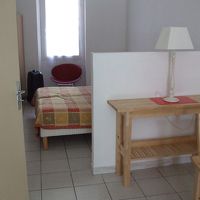 ベッド横に小径に面した窓。