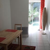 ダイニング、キッチン、中庭と続く。