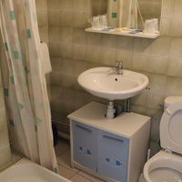 狭くて、カビ臭いバスルーム（シャワーのみ）