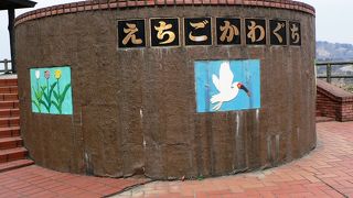 レストラン、みやげものとも充実し越後の山並みが美しく見える越後川口サービスエリア