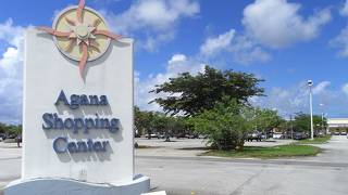ローカルな雰囲気のあるアガニア・ショッピングセンター