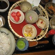 ホテル日航アリビラ内の日本料理.琉球料理　佐和　の数量限定の朝食　　ぬちぐすい（命薬）定食