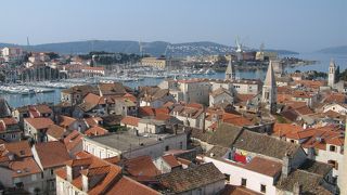 聖ロヴロ大聖堂の鐘楼からのトロギール旧市街は絶景