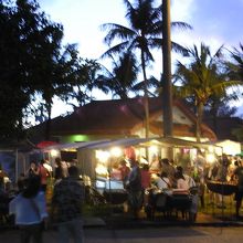 賑わうナイトマーケット