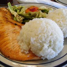 鮭のワンプレート。食べきれる量でした。