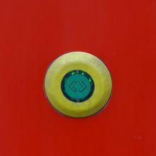 車内の出口のドアにある「ドアオープン」のボタン