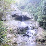 穴から水が落ちる珍しい滝