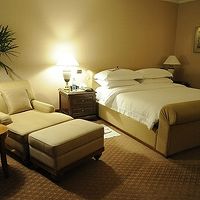 プレジデンシャル・スイートの寝室はこぢんまり。