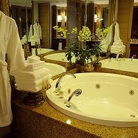 プレジデンシャル・スイートのジャグジー・バス。壁が鏡だらけ。