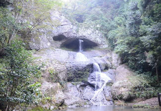 穴から水が落ちる珍しい滝