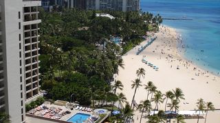 世界的に有名な白砂のワイキキビーチ