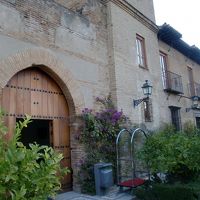 建物への入り口、入って左がレセプション