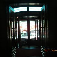 入り口の 回転ドア。ウッドでできています。