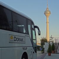 ホテルの玄関から展望塔が見えます