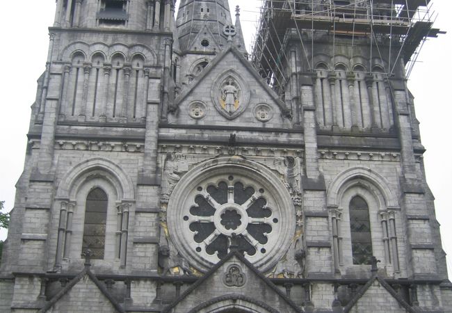 ゴシック様式が美しい聖フィンバー大聖堂