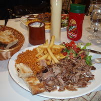 近くのケバブ屋さんで。