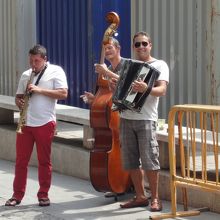 この方々の演奏を聞きながらセンターを後にしました・・・