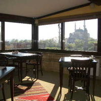 朝食をとる食堂から、ブルーモスクが見える。