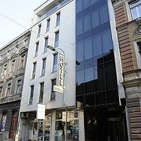 ホテル前の道から見たCITY BOUTIQUE HOTEL。