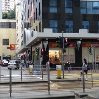 右正面がスーパー、一番奥正面が地下鉄駅、マックの看板右に行く