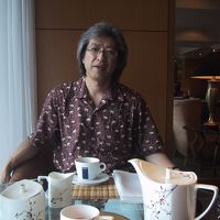 私はコーヒーで喉を潤す