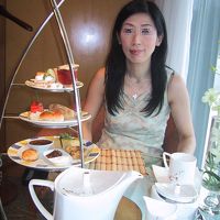 イングリッシュハイティーと妻、3段重ねが大きいです。