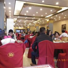 店内はいかにも中国の料理店という感じ。