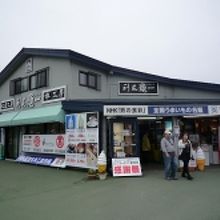 生きのいい生ウニのにぎりの食べられるお店