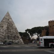 ローマにもピラミッド